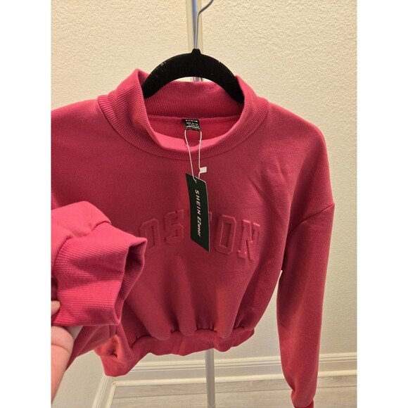 SHEIN Women's Cropped Mock Neck Sweatshirt Magenta Pink Boston Embossed Top NWT - Picture 3 of 8